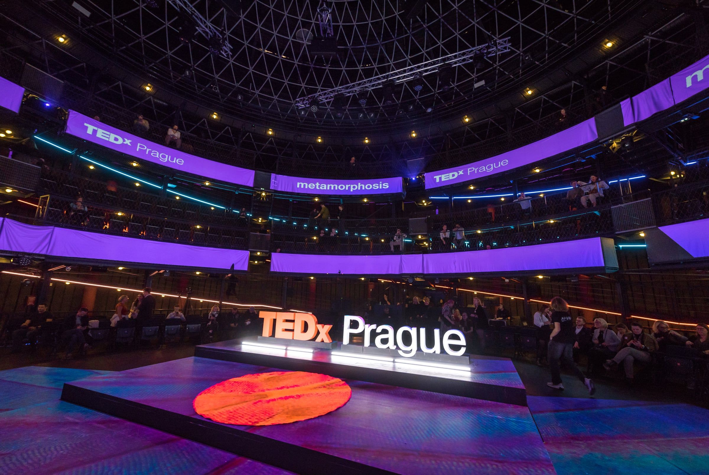 Čtyři pole identity TEDx Prague: zrychlení, zpomalení, impuls a X