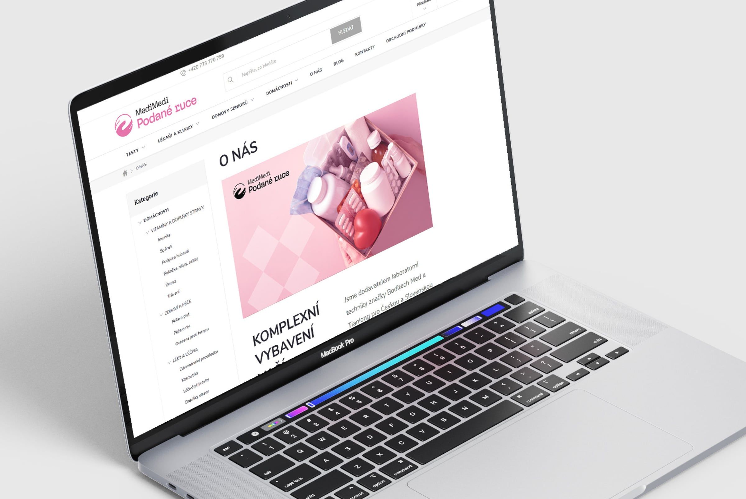 Web MediMedi Podané ruce na notebooku, stránka O nás