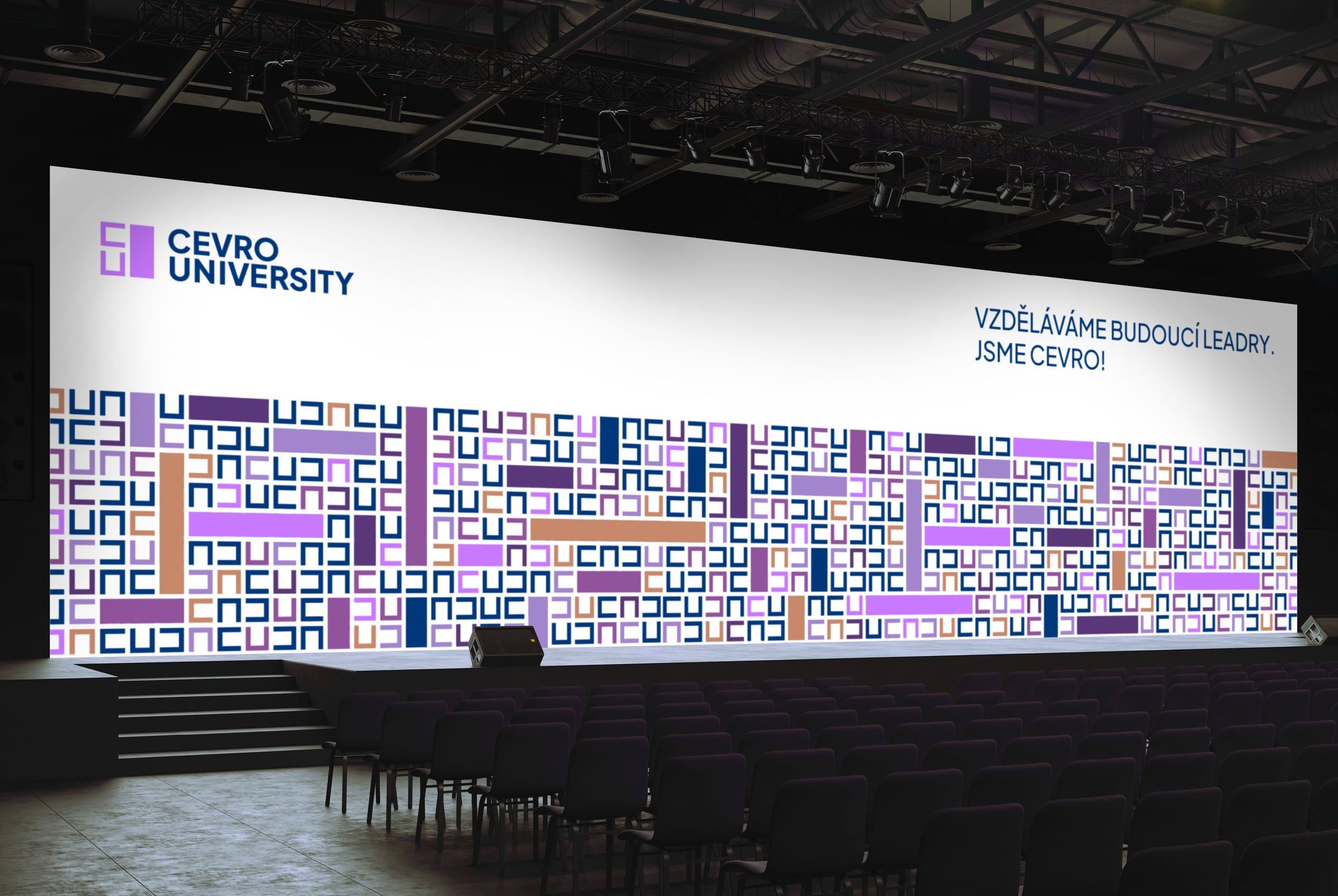 Pódium s logem CEVRO University a nápisem Vzděláváme budoucí leadry
