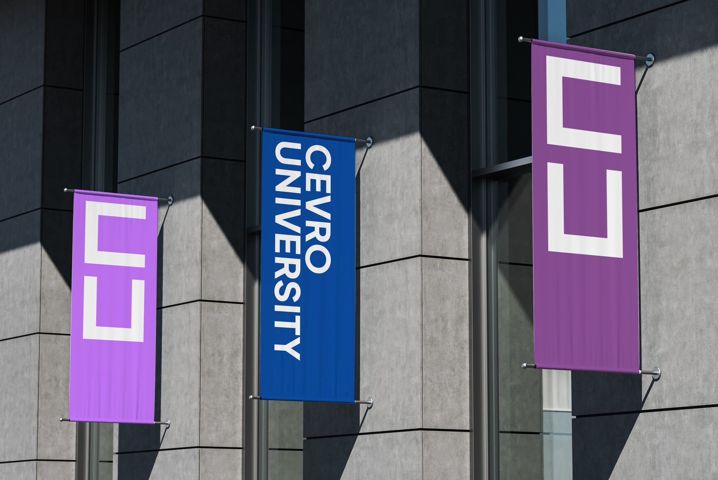 Svislé vlajky CEVRO University na fasádě budovy